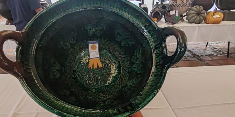 Inició en Zinapécuaro venta de alfarería del concurso artesanal