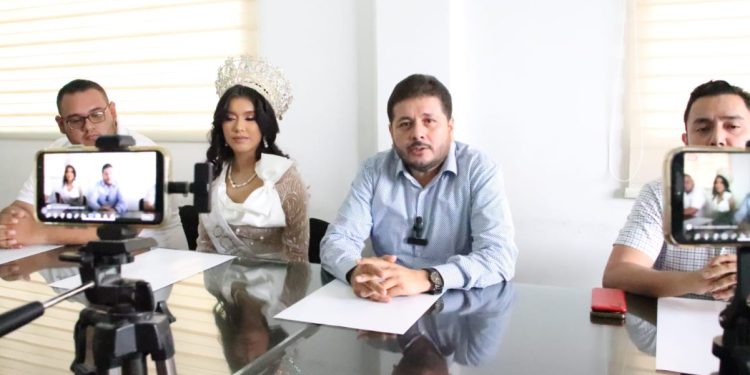 Apatzingán presenta convocatoria de reina octubrina.