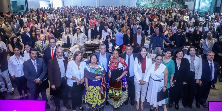 SEE reconoce a maestras y maestros con 30 años de labor docente