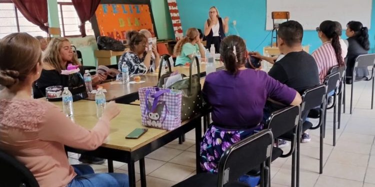 Imparte FGE talleres y charlas dirigidos a docentes, estudiantes y padres de familia en escuela primaria de Morelia