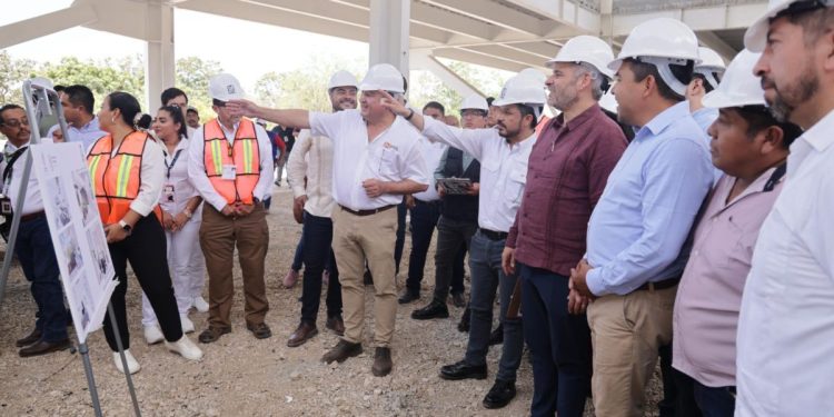 Supervisan Bedolla y Zoé Robledo avances del nuevo hospital comunitario de Maruata