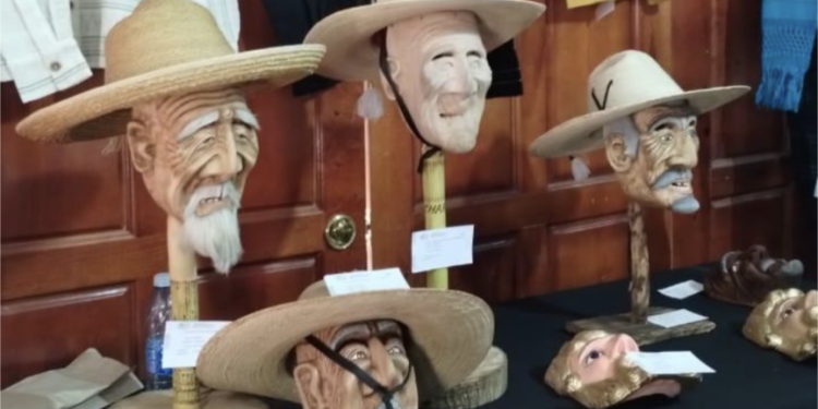 En Charapan inicia venta artesanal del concurso de textiles y mascaras