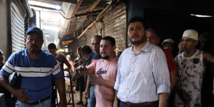 Alcalde gestiona apoyos crediticios para comerciantes afectados en el mercado López Rayón.