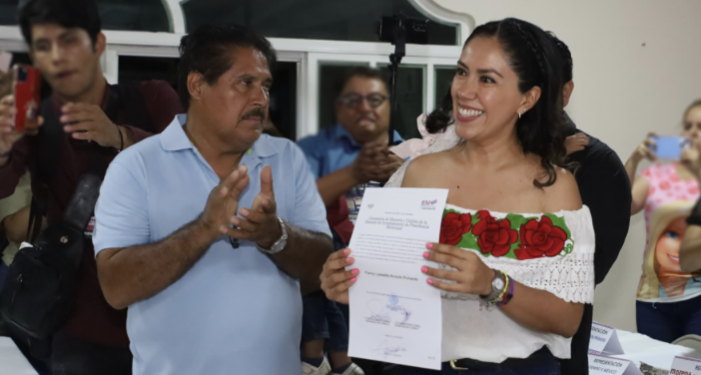 Recibe Fanny Arreola constancia de mayoría que la acredita de manera formal como presidenta municipal electa de Apatzingán.