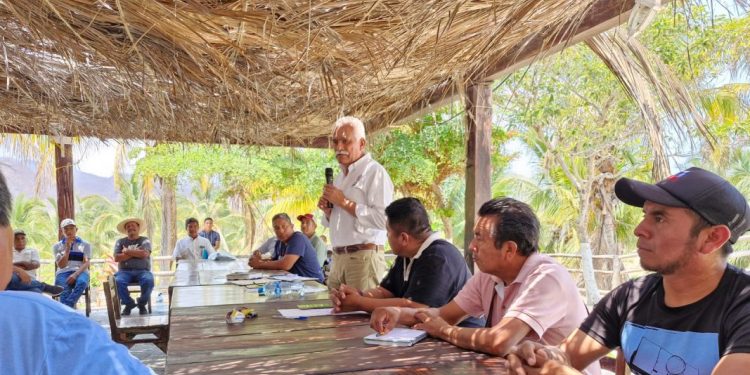 Expone Sader programas Agrosano y de fertilizantes a comunidad de Aquila