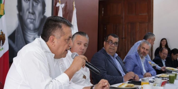 Bedolla y diputados federales electos acuerdan gestionar rehabilitación carretera