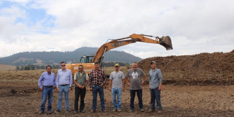 Tras 25 años sin mantenimiento, limpian laguna de Zinciro en Erongarícuaro