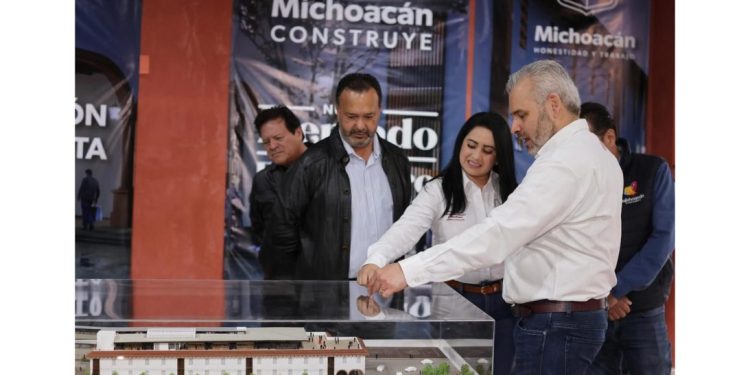 Devela Bedolla maqueta del nuevo mercado de Pátzcuaro