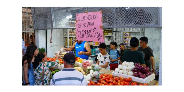 Con entrega de vales, Fanny Arreola impulsa economía y apoya a locatarios del mercado municipal.