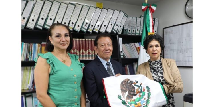 Maestro michoacano representará a México en España en concurso de poesía
