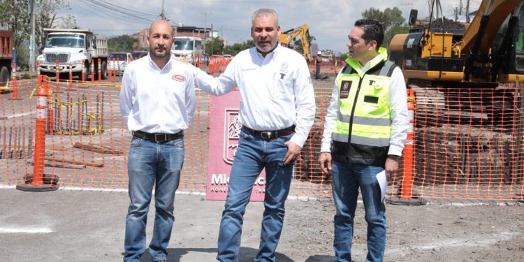 Supervisa Bedolla avance del paso superior vehicular de Villas del Pedregal