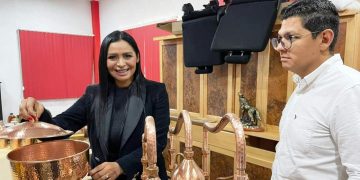 Celebra Araceli Saucedo Reyes reconocimiento internacional de las artesanías de Santa Clara del Cobre