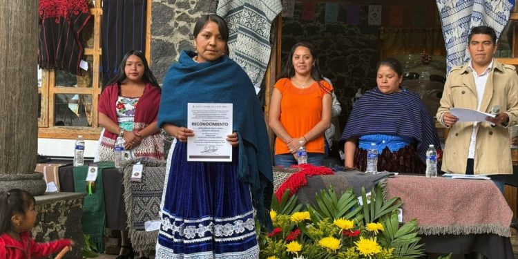 Premian a 31 artesanas en concurso de textiles de Angahuan
