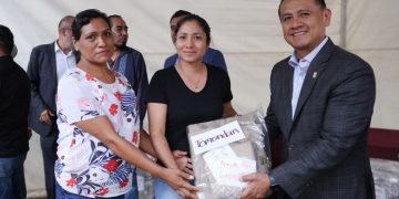 Entrega Gobierno estatal uniformes a kuarichas de autogobiernos