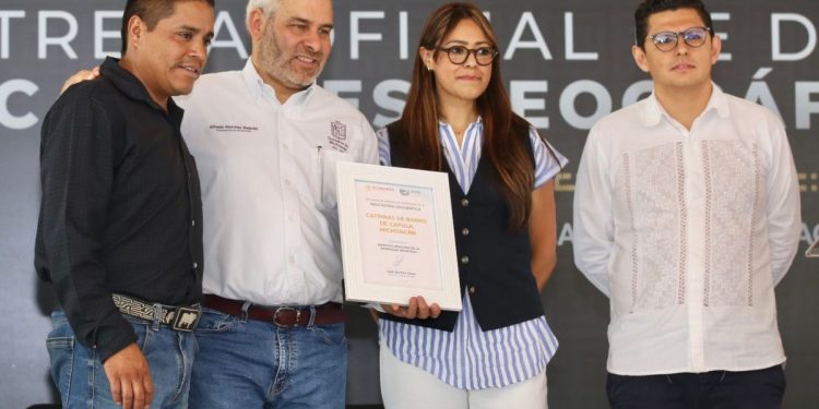 Con certificación se protegen catrinas de Capula y cobre martillado de Santa Clara: Bedolla