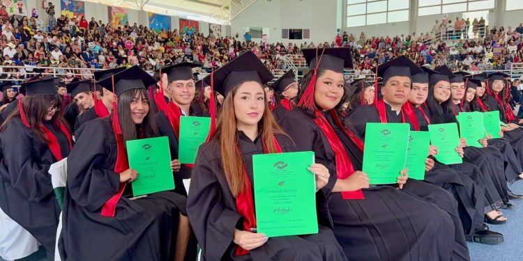 Egresaron más de 3 mil alumnos del Conalep Michoacán