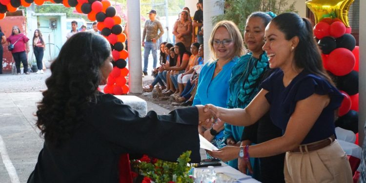 Fanny Arreola, comprometida con la educación en Apatzingán