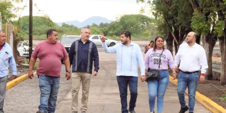Supervisa presidente de Apatzingán José Abarca obras en Acahuato y San Antonio.