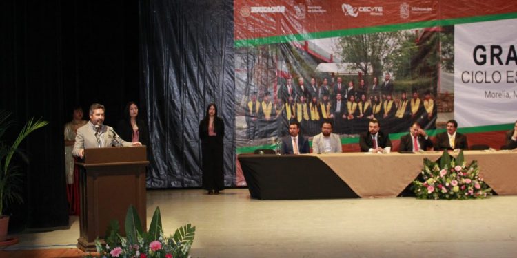 Egresan más de 400 estudiantes del Cecytem plantel Morelia