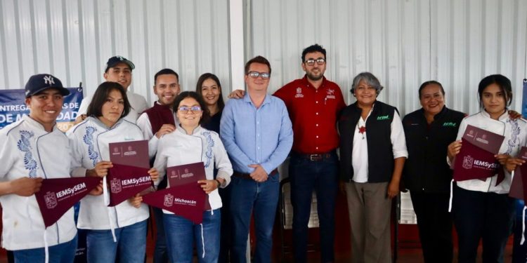 Entrega Iemsysem 44 nuevas becas de movilidad para estancias de verano