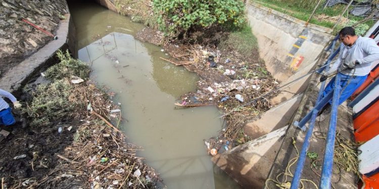 Revisa OOAPAS condiciones de rejillas y coladeras para evitar taponamientos por lluvias