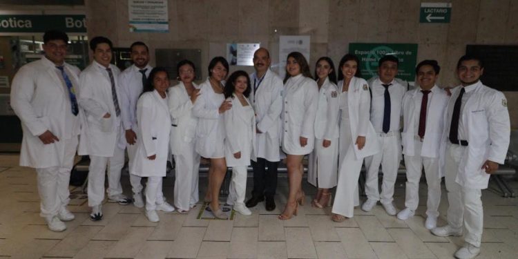Concluyen internado de pregrado 33 médicos en HGZ No. 8 del IMSS en Uruapan