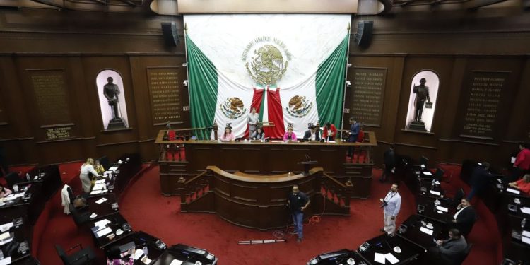 Condecoración “Suprema Junta Nacional Americana” a Luis Girarte Martínez: 75 Legislatura