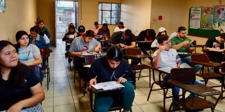 Conoce estas opciones para estudiar la prepa sin dejar de trabajar