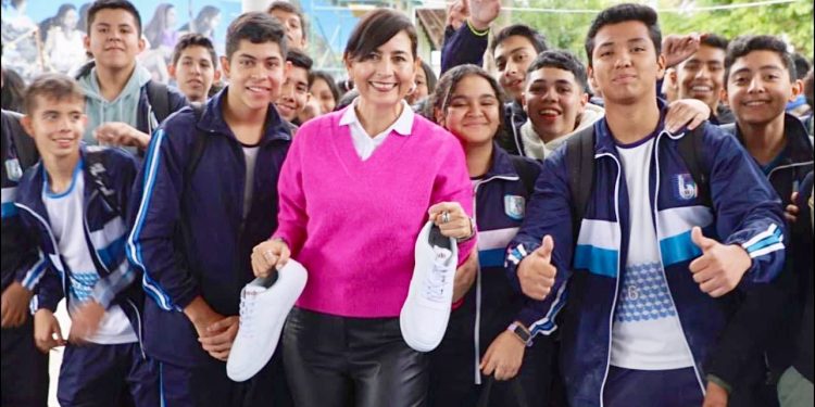 SEE continuará entregando tenis a estudiantes; Programa Jalo a Estudiar se mantiene