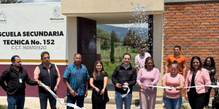 SCOP mejora infraestructura en secundaria de Maravatío