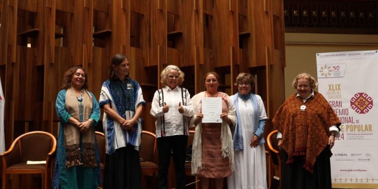 Artesana michoacana recibe máximo galardón nacional de arte popular