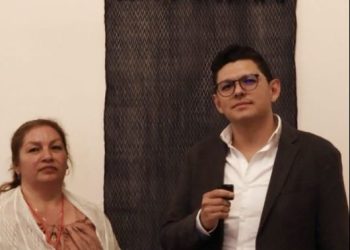 Artesana michoacana recibe máximo galardón nacional de arte popular