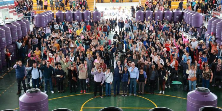 Entrega Alfonso Martínez, 1,200 tinacos para familias de escasos recursos económicos