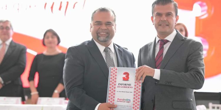 Víctor Vázquez comparece ante la sociedad de Puruándiro en su rendición de cuentas