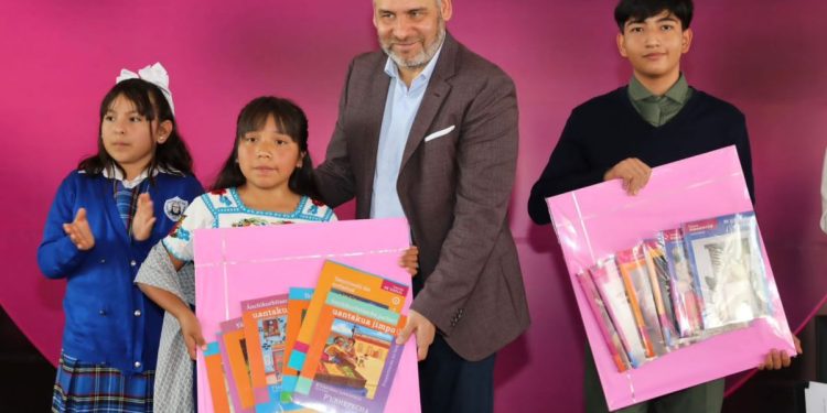 Regresan a clases en más de 11 mil escuelas de los 113 municipios: Bedolla