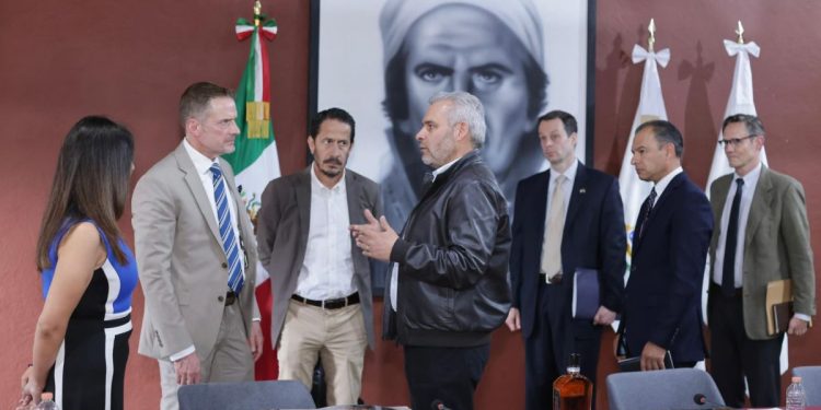 Bedolla y Agregado de Seguridad de EUA reforzarán acciones para mantener la exportación del aguacate