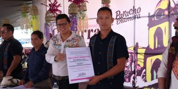 Entregan premios a ganadores del concurso de Guitarra y Juguete en Paracho