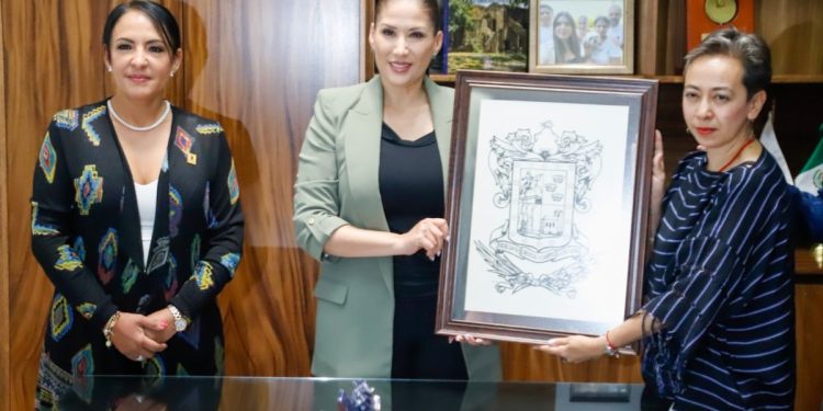 Recibe Legislativo réplica del Escudo Oficial del Estado de Michoacán