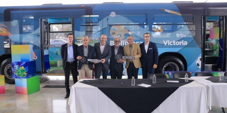 Dona Mercedes Benz al DIF Michoacán autobús para ludo biblioteca móvil