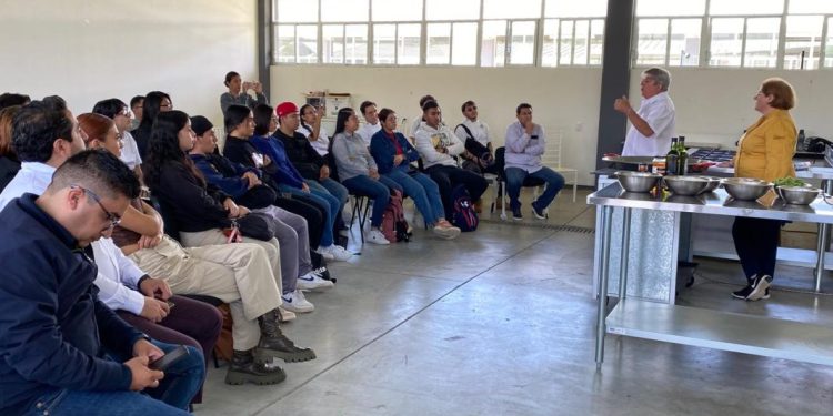 Reciben estudiantes de la UTM conferencias y talleres de gastronomía española