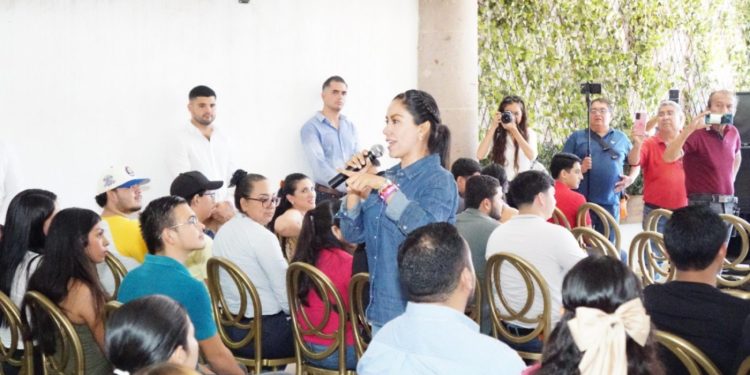 Fanny Arreola refrenda compromiso con las juventudes apatzinguenses
