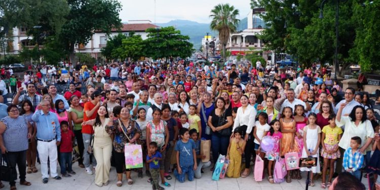 Regresan a Clases en Apatzingán con Fanny Arreola