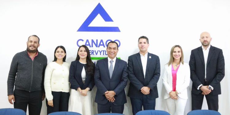 Fortalece FGE alianza con Canaco Servytur Uruapan