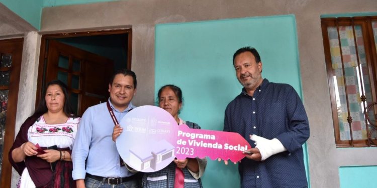 IVEM entrega 100 viviendas a familias de Pátzcuaro