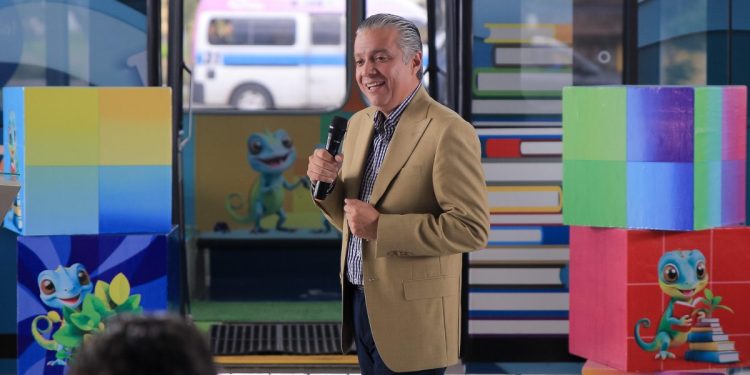 Mercedes Benz dona autobús al Gobierno de Michoacán para ludo biblioteca