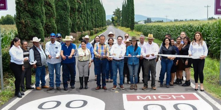 Inaugura SCOP rehabilitación de camino entre Vista Hermosa y Tanhuato