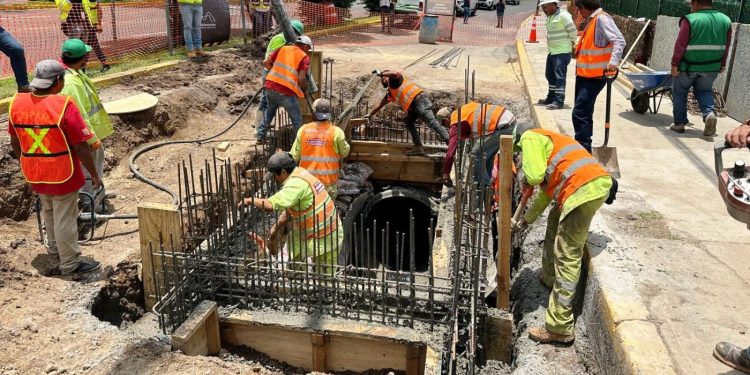 Rehabilita SCOP colector tras socavón en avenida Camelinas de Morelia