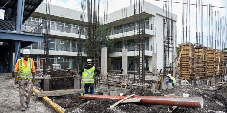 Gobierno estatal construye más infraestructura educativa para la UMSNH