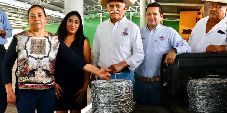 Arranca Sader entrega de alambre de púas a ganaderos de Tierra Caliente
