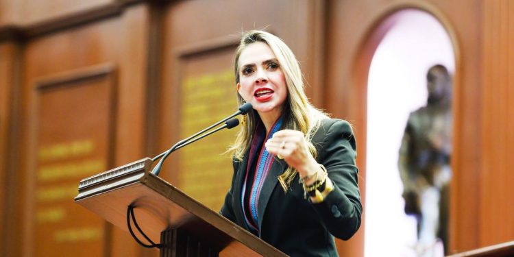 Samanta Flores lanza iniciativa para penalizar enérgicamente perfiles falsos en redes sociales